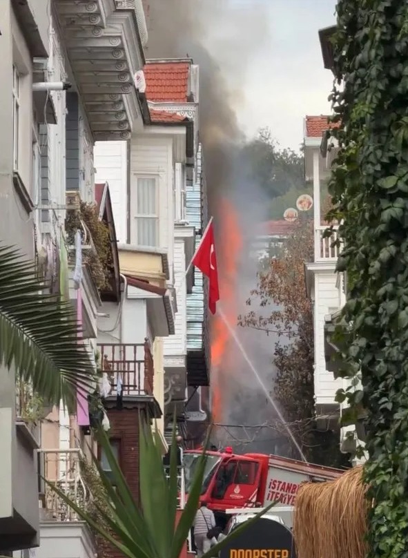 Beşiktaş’ta yanan bina çöktü!